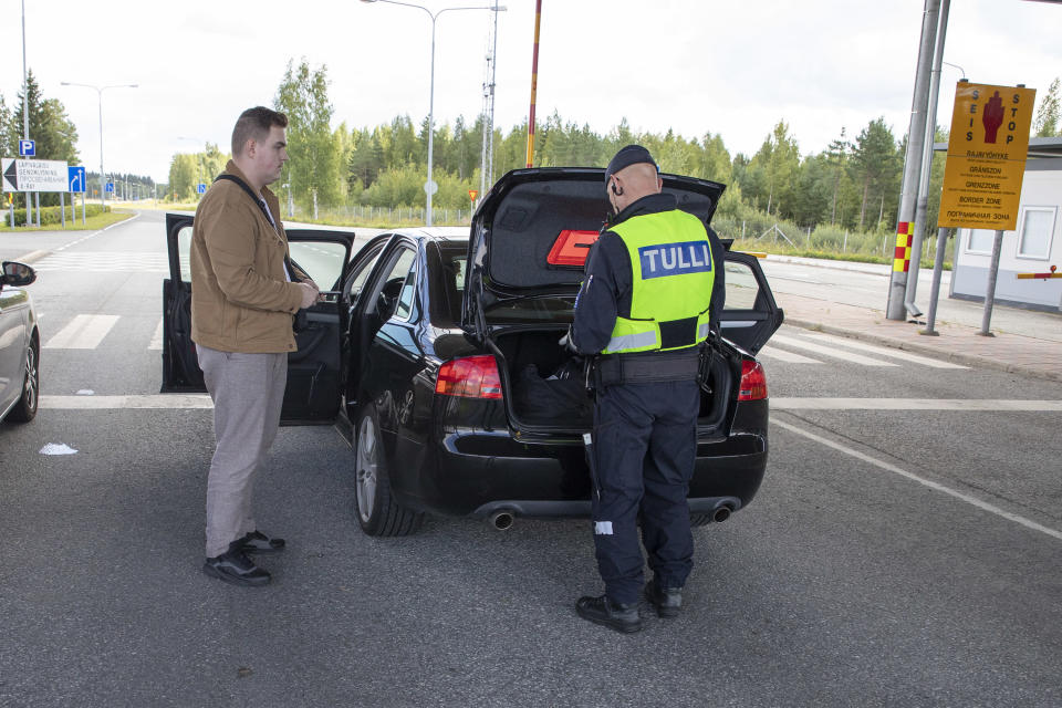 Tullimies tarkastaa helsinkiläisen Andrei Harginenin autoa Niiralan raja-asemalla.