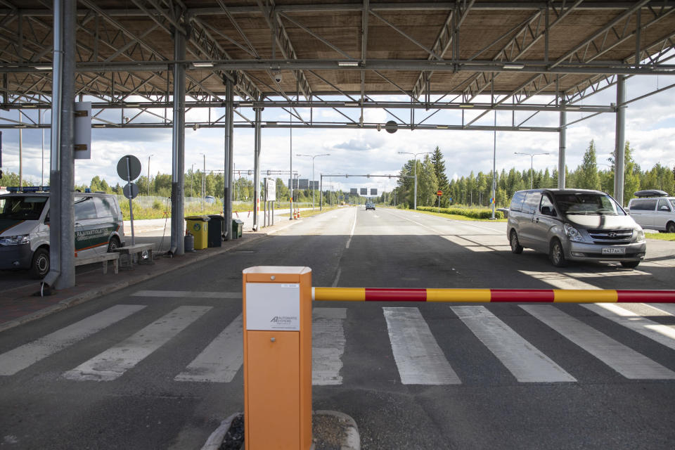 Niiralan raja-aseman Venäjältä saapuvien autojen kaista. 