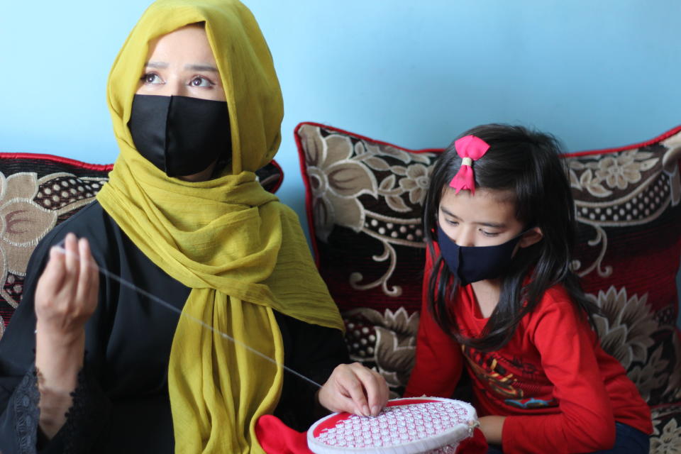 Afganistanilainen äiti ja tytär.