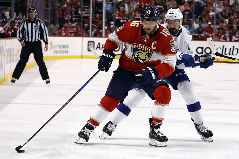 Aleksander Barkov Tampan Nicholas Paulin kanssa kiekon tavoittelussa NHL:n pudotuspeleissä 2022.