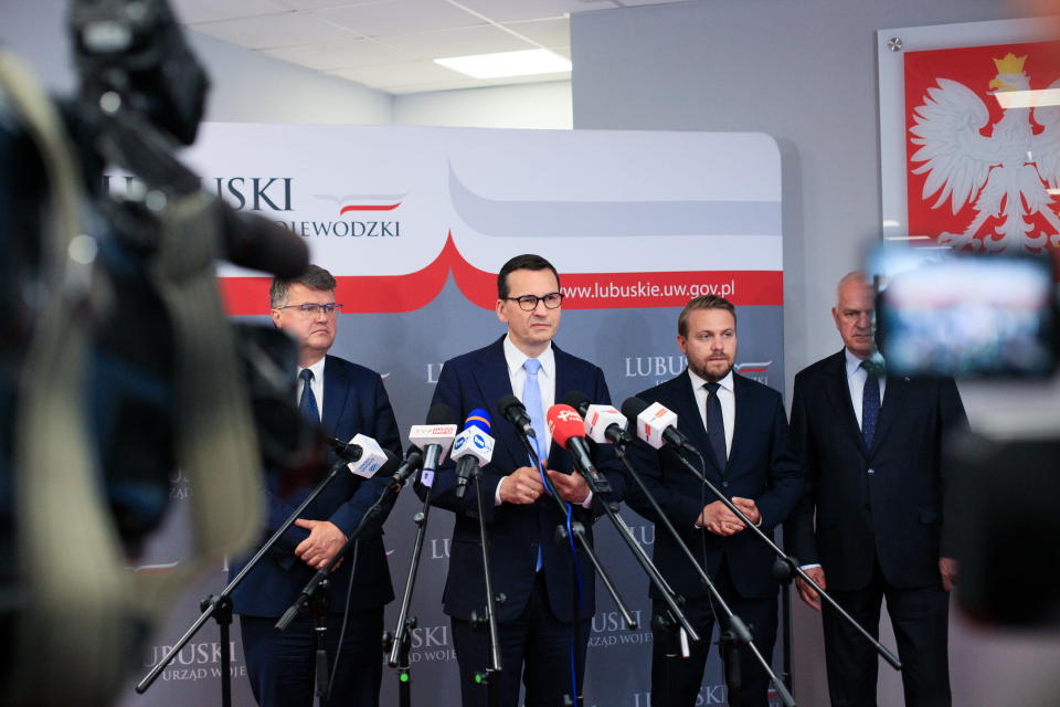 Vasemmalta Mateusz Morawiecki, Maciej Wasik, Jacek Ozdoba ja Voivodship Wladyslaw Dajczak lehdistötilaisuuudessa.