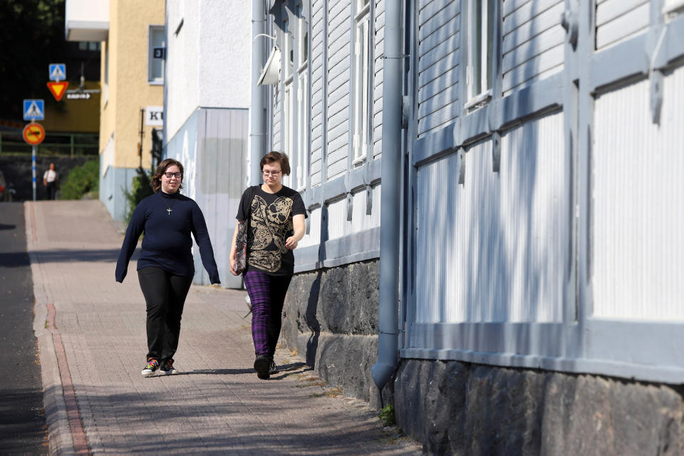 Savonlinnan taidelukiolaiset RJ Mättö ja Kai Hakkarainen kävelemässä kadulla.