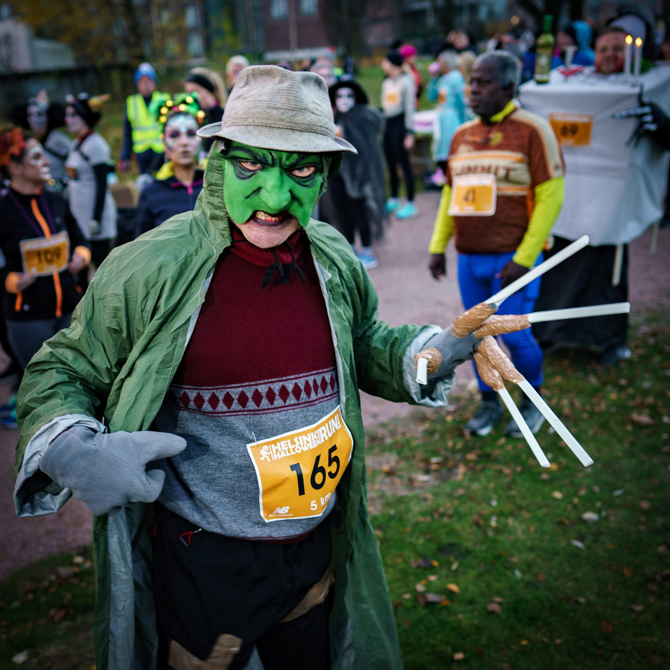 Freddy Krueger-asuun ja Jussi-paitaan pukeutunut mies Halloween Run-tapahtuman lähtöpaikalla.