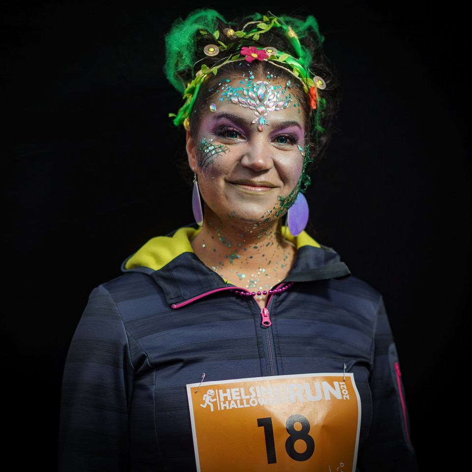 Satuhahmoksi pukeutunut nainen poseeraa ennen Halloween Run-tapahtuman lähtöä.