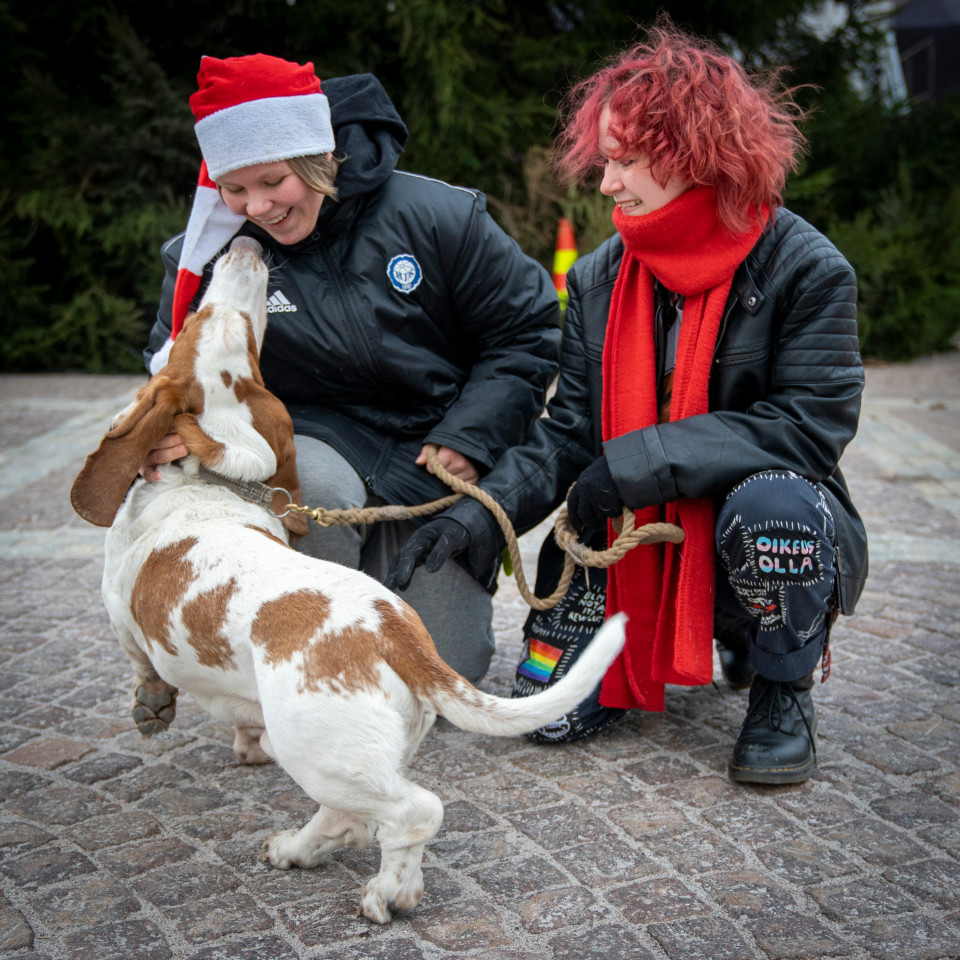 Mira Rantanen ja Sofia Girenko sekä Miran koira Luuttu.