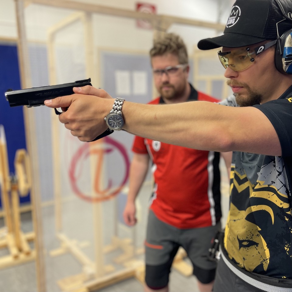 Kim Leppänen tähtää maalitauluun Practical-radalla.