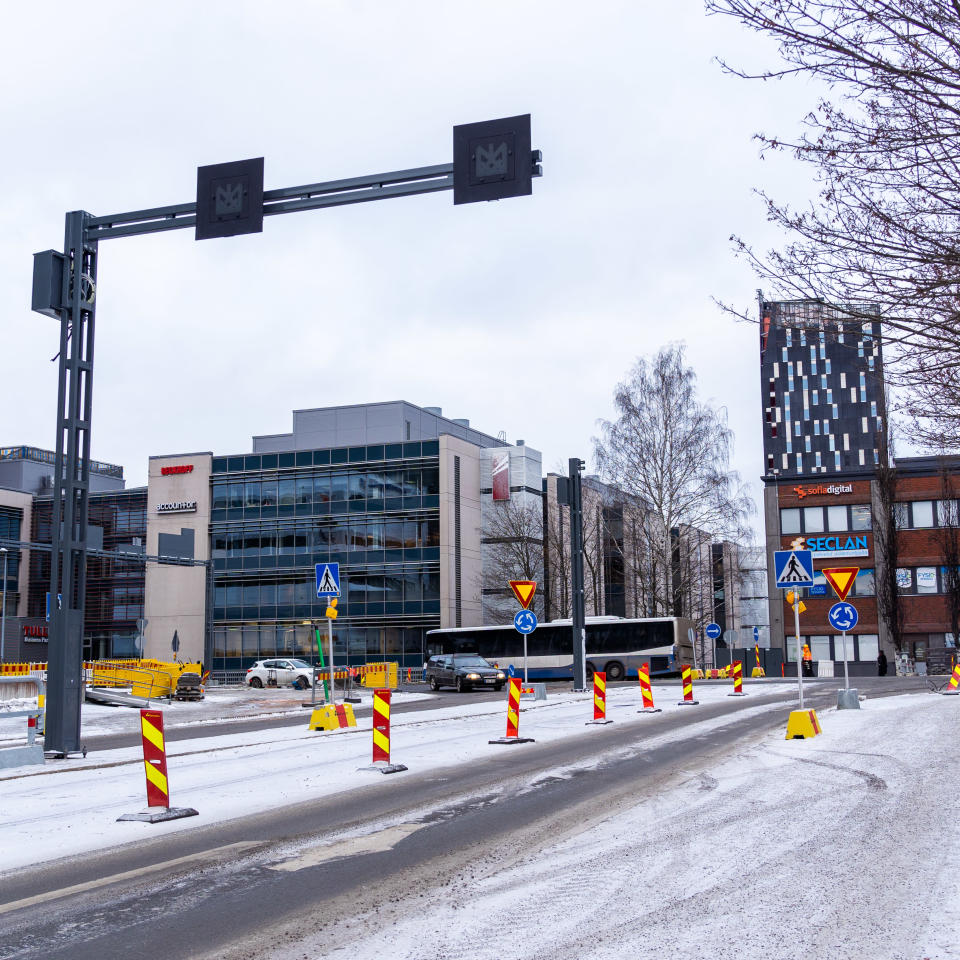 Liikennettä Tampereen areenan lähistöllä.