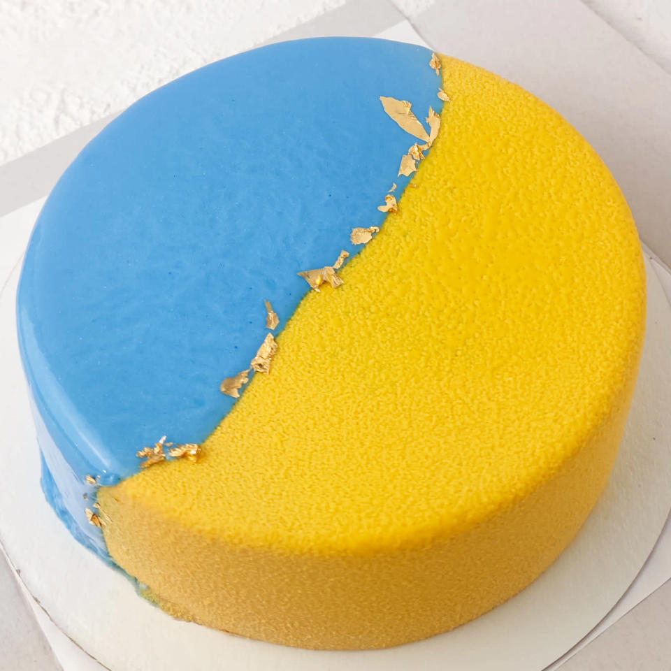 Ukrainan lipun värinen kakku.