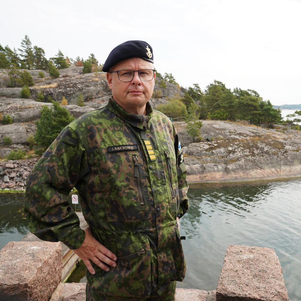 Rannikkoprikaatin komentaja Marko Laaksonen seisoo kalliolla veden äärellä.