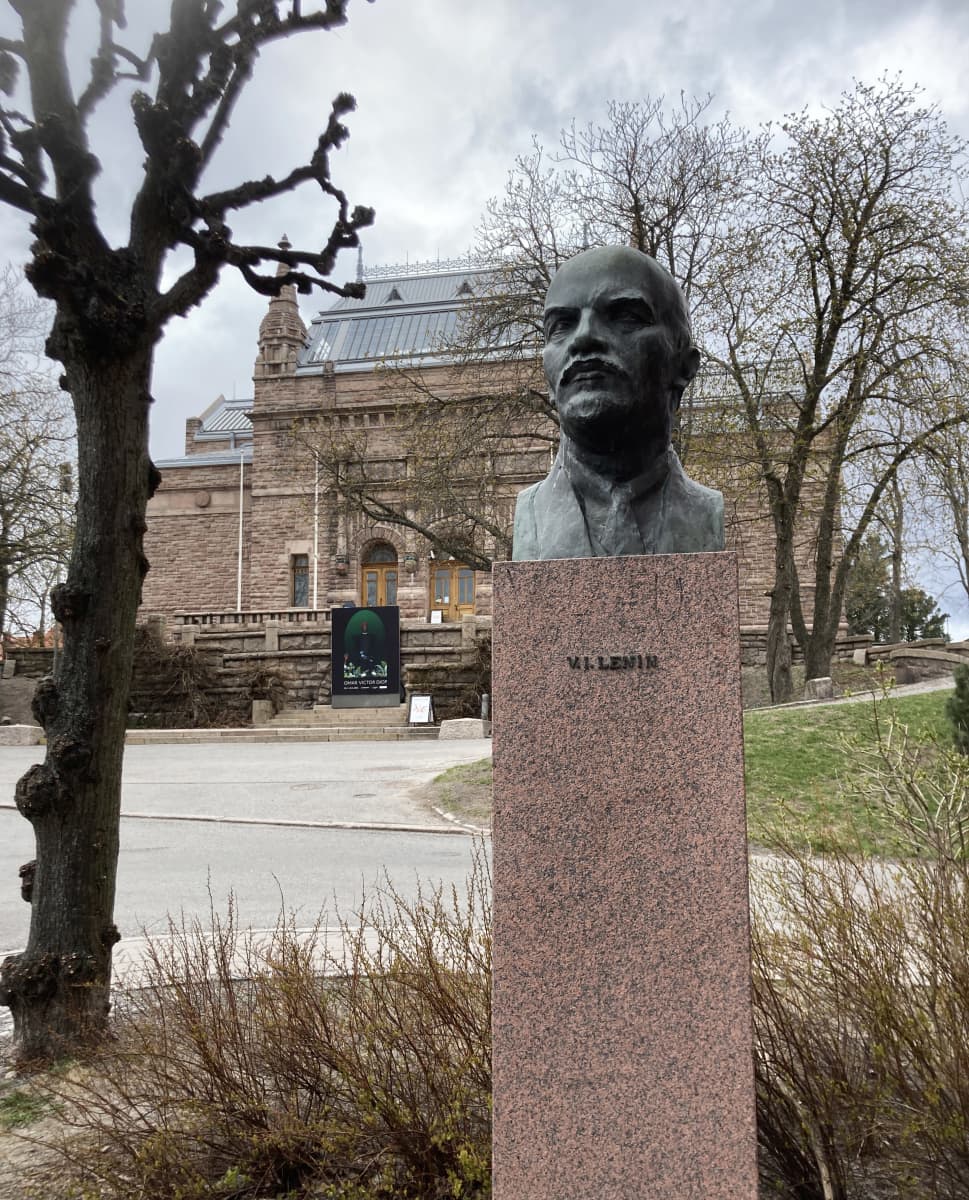 V.I. Leninin rintakuva Turun taidemuseon edustalla, Puolalanmäessä.