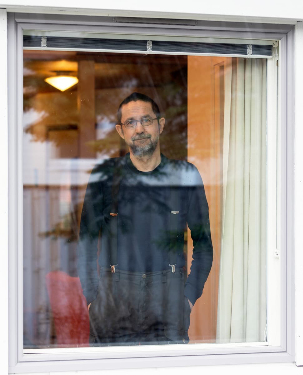 Heli Blåfieldin kuvaama mies ikkunassa